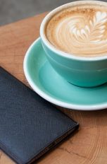 Ein OnePlus-Smartphone neben einer Kaffeetasse