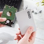 Eine SSD und eine mechanische Festplatte. Die Hardware bestimmt oft, ob HFS+ oder APFS für die Partitionierung zu nutzen ist.
