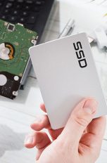Eine SSD und eine mechanische Festplatte. Die Hardware bestimmt oft, ob HFS+ oder APFS für die Partitionierung zu nutzen ist.