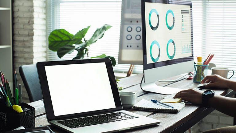 Mac-Festplatte partitionieren: So geht‘s Ein Desktop-Mac und ein Macbook.