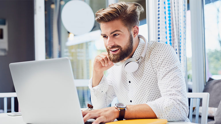 Mann verbessert Akkulaufzeit seines MacBooks mit Update