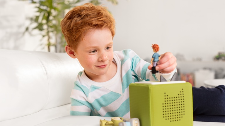 Toniebox: So gehen Vorspulen, Anhalten & Co. Junge bedient Toniebox