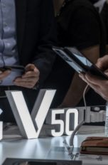 Messebesucher hält LG V50