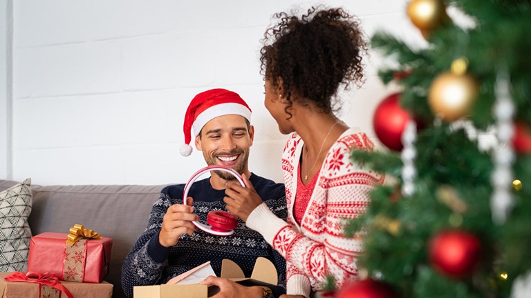 Eine Frau hat hier die perfekten Technik-Geschenke für ihren Mann gefunden.