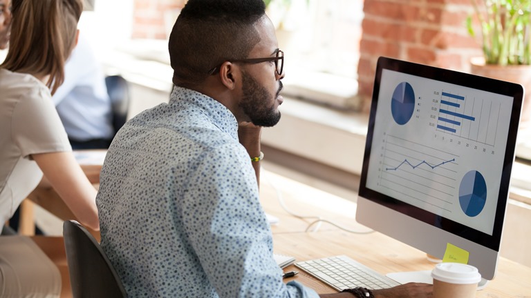 Für Einsteiger: In wenigen Schritten zum eigenen Screencast Ein Mann betrachtet eine Präsentation auf einem Computer