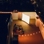 Outdoor-Beamer für dein privates Open-Air-Kino