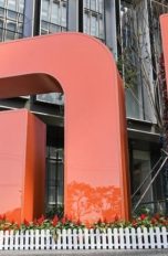Xiaomis MI-Logo vor Gebäude