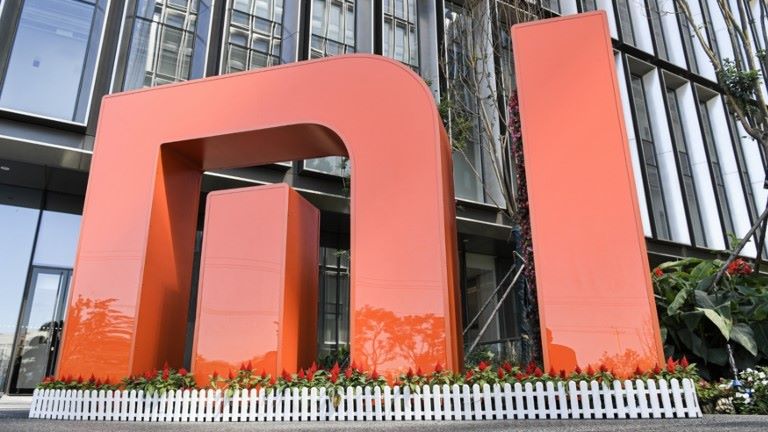 Xiaomis MI-Logo vor Gebäude