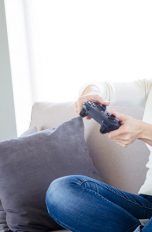 Junge Frau spielt ein Videospiel auf der Xbox One