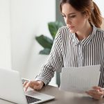 Frau sitzt am Laptop