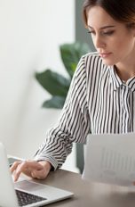 Frau sitzt am Laptop