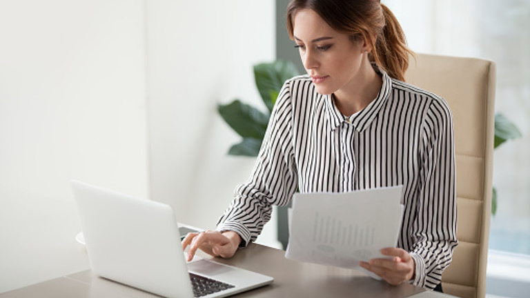 Frau sitzt am Laptop