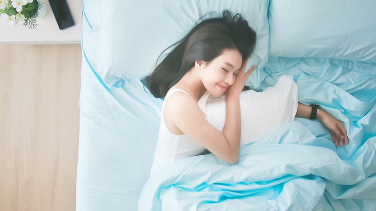 Fitbit: Schlafphasen tracken und deine Daten analysieren Fitbit Schlafphasen: Wearable trackt Leichtschlaf, Tiefschlaf und REM-Schlaf