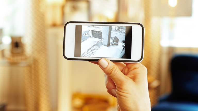 Smarte Türklingeln: So funktionieren Eufy, Ring Door View und Google Nest Hello Smartphone zeigt das Kamerabild eines Eingangsbereich