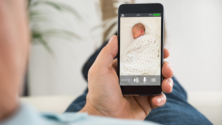 Mann überwacht Baby per Smartphone-App