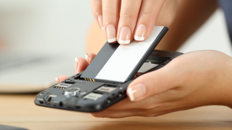Smartphone-Akku entnehmen