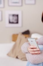 Frau mit Smartphone