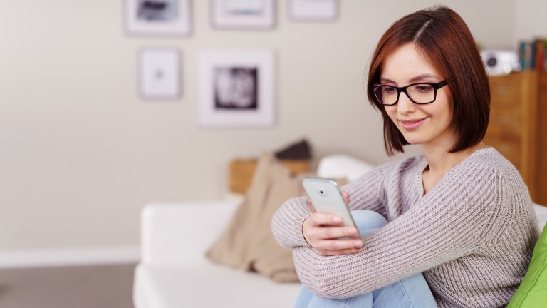 Frau mit Smartphone