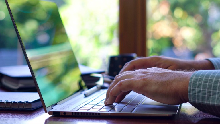 Arbeit am Laptop