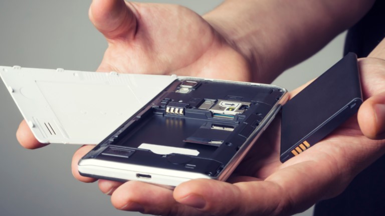 Offenes Smartphone und entnommener Akku