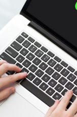 Notebook mit Akku-Symbol auf Display