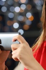Junge Frau mit Smartphone