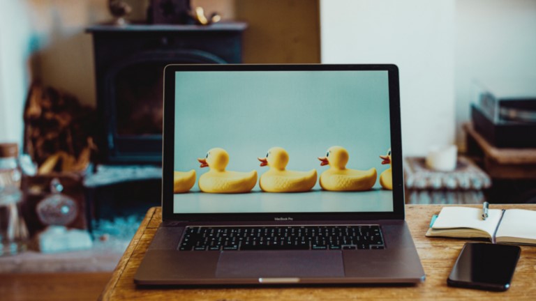 Kostenlos: Mockups mit Online-Tools erstellen Notebook mit Mockup-Foto