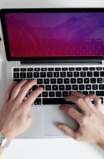 Hände am Laptop