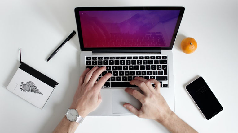 Hände am Laptop