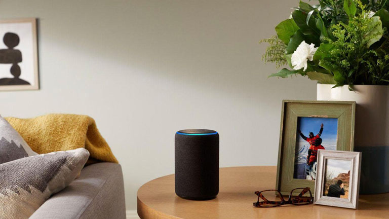 Alexa-Spiele: Spaß mit dem Sprachassistenten für Groß und Klein Amazon Echo steht im Wohnzimmer