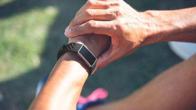 Fitbit zurücksetzen und Fitbit-Konto löschen: So geht’s Person mit Fitnesstracker am Handgelenk