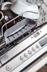 Offene Spülmaschine mit Geschirr