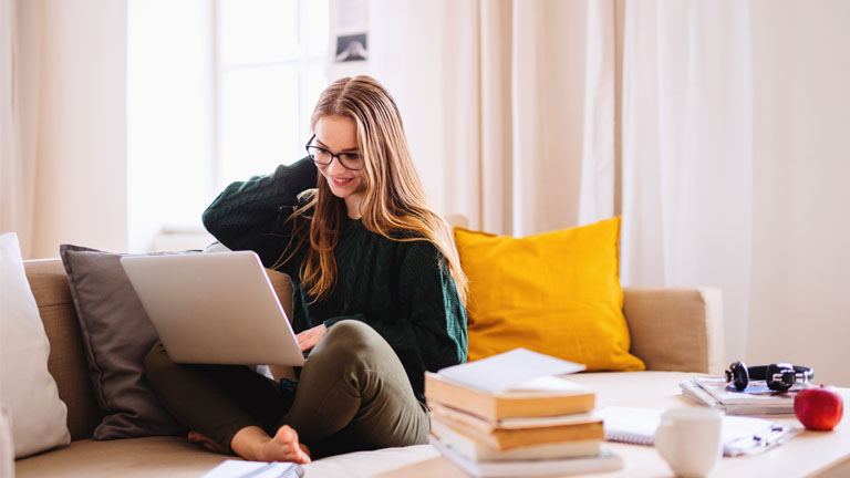 Skype for Business: Die Anleitung zur Plattform Frau mit Notebook im Homeoffice