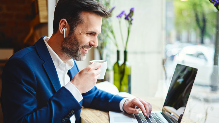 Mann wird über Skype for Business angerufen