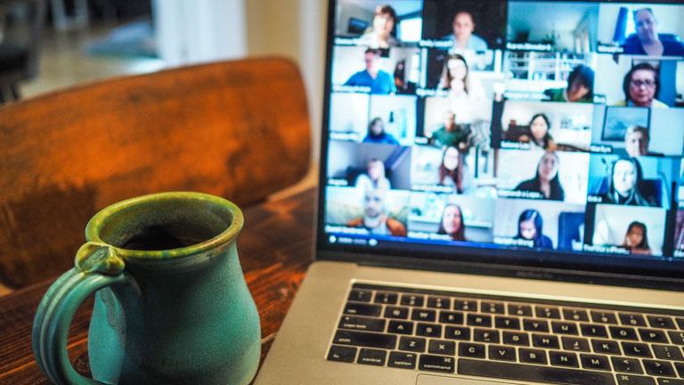 Laptop ohne Kameraabdeckung mit Videokonferenz auf dem Bildschirm
