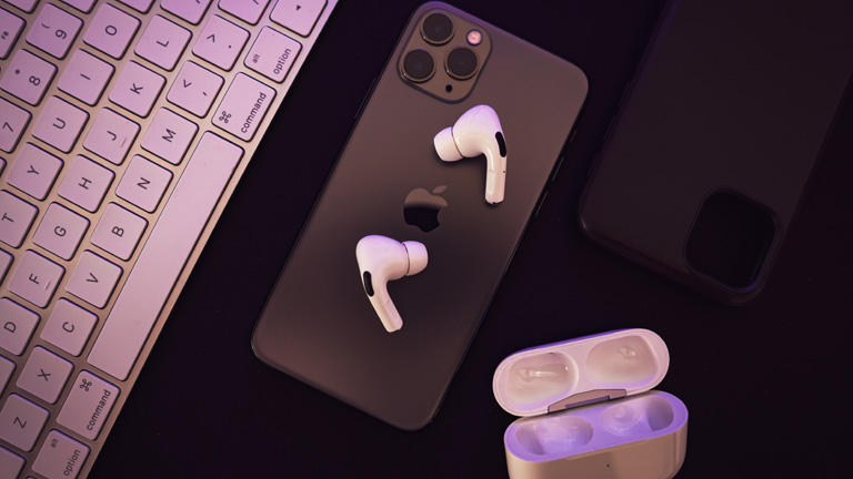 Airpods auf iPhone neben Tastatur