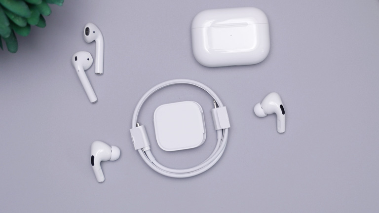 AirPods-Pro-Bedienung: Diese Funktionen solltest du kennen AirPods mit Kabeln und Aufbewahrungsbox