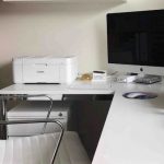 Schreibtisch mit PC und Drucker