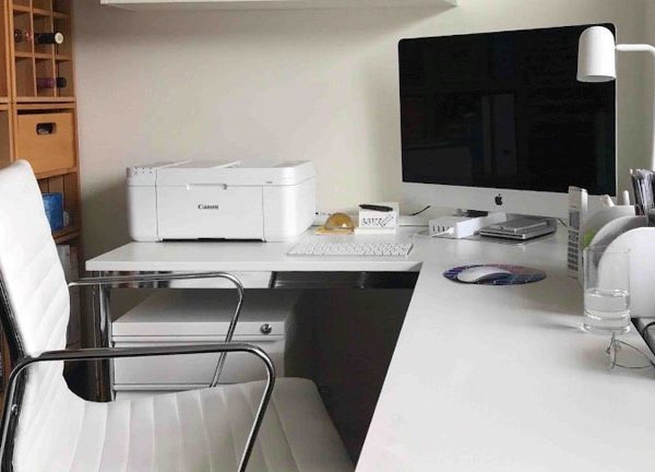 Schreibtisch mit PC und Drucker