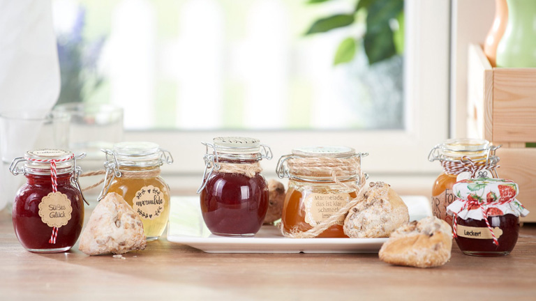 Gläser mit selbst gemachter Marmelade