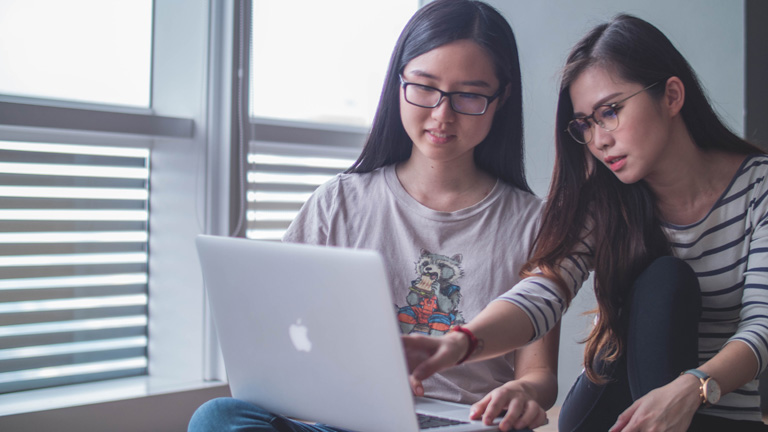 Fritzbox-Kindersicherung einrichten: So geht es Schritt für Schritt Zwei Frauen an MacBook