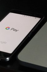 Smartphone neben Laptop