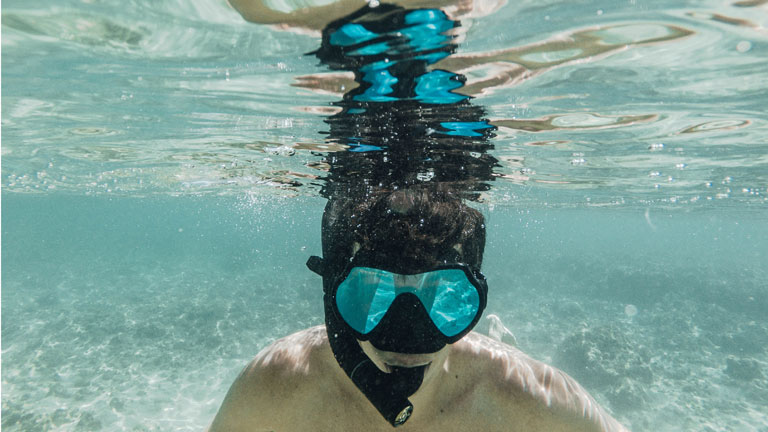 Sandfilteranlage anschließen: So kommt die Filteranlage an deinen Pool Mann unter Wasser