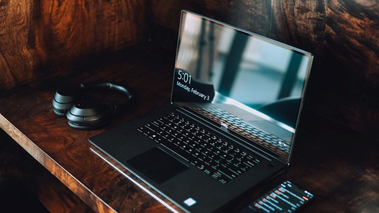 Windows-10-Bildschirm schwarz: Ursachen und Lösungen Laptop auf Tisch