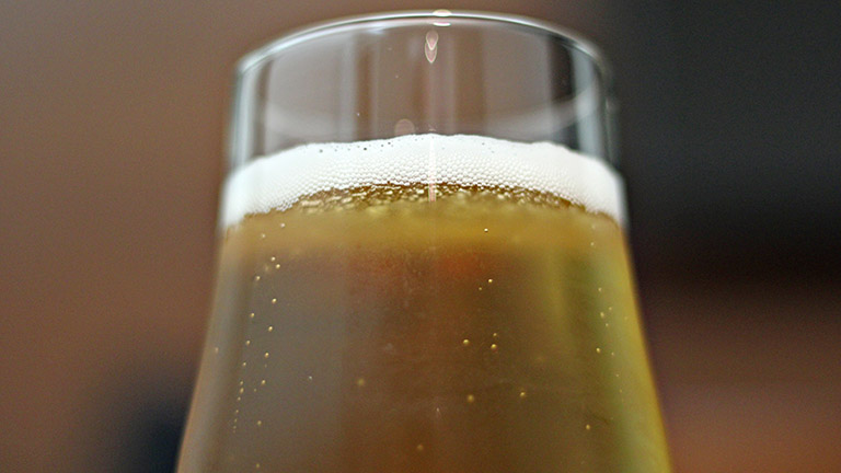 Zapfanlage richtig reinigen: So bleibt alles frisch Frisch gezapftes Bier