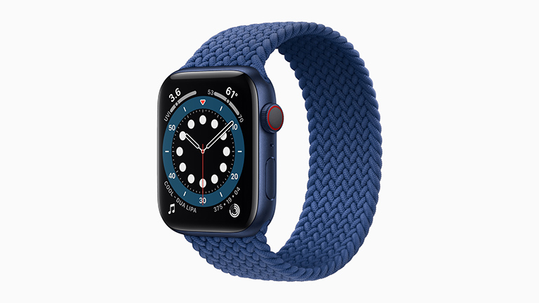 Apple Watch Series 6 Die Apple Watch Series 6 in blauem Alu-Gehäuse mit One-Loop-Armband aus Stoff.
