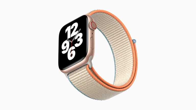 Apple Watch SE Die Apple Watch SE mit goldenem Gehäuse, Sport-Loop in Blau-Sand-Orange und Typograph-Ziffernblatt.