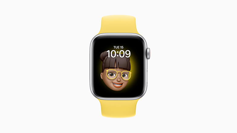 Apple Watch SE Die Apple Watch SE mit silbernem Gehäuse, Solo-Loop aus Gummi in Gelb und Memoji-Ziffernblatt.