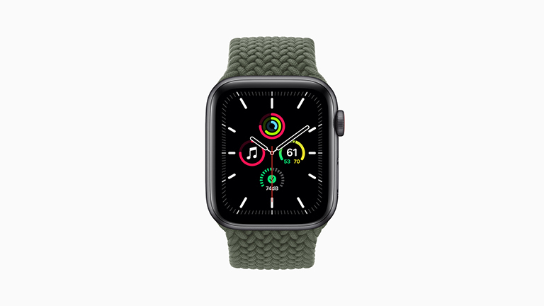 Apple Watch SE Die Apple Watch SE mit grauem Gehäuse, geflochtenem Solo-Loop in Grün und Meridian-Watchface.