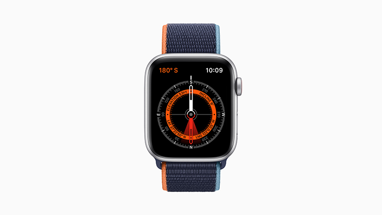 Apple Watch SE Die Apple Watch SE mit silbernem Gehäuse, Sport-Loop in Orange-Blau und aktiviertem Kompass.